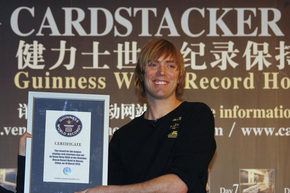 Monumentos feitos com baralhos de cartas