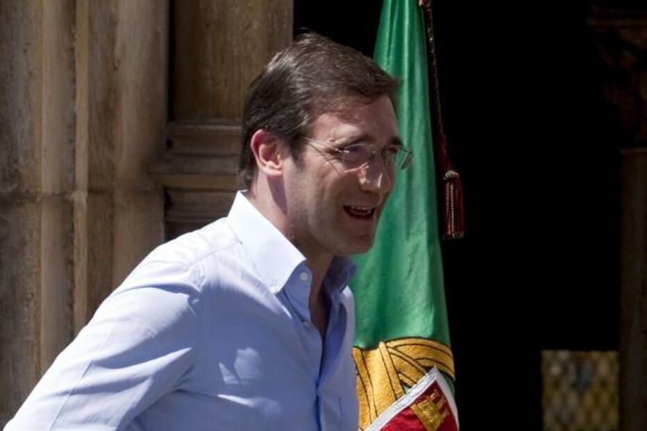 passos coelho, conselho de ministros, reunião, ministros, alcobaça, troika