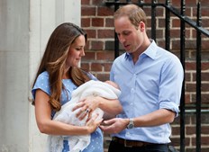 A duquesa de Cambridge, Kate Middleton, com o filho George Alexander Louis, sob o olhar do marido, o príncipe William