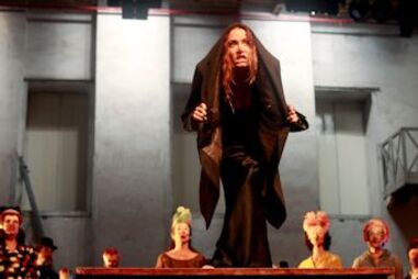 Revolta, peça, teatro, Trindade, Noruega, Cristina Carvalhal, espetáculo, Henrik Ibsen, política