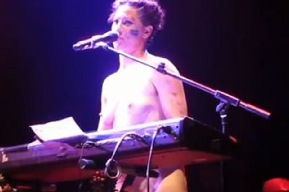 amanda palmer, nua, cantora, concerto, protesto, mama, mamilo, daily mail
