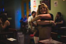 Artista Allen Henson põe modelos sem roupa em locais públicos