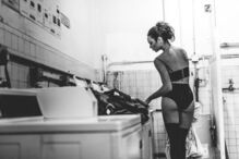 Artista Allen Henson põe modelos sem roupa em locais públicos