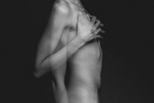 Artista Allen Henson põe modelos sem roupa em locais públicos