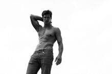 Artista Allen Henson põe modelos sem roupa em locais públicos