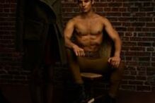 Artista Allen Henson põe modelos sem roupa em locais públicos