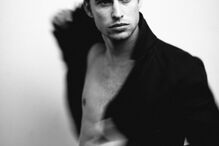 Artista Allen Henson põe modelos sem roupa em locais públicos