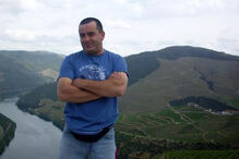 Os rostos dos oito heróis que perderam a vida na luta contra o fogo