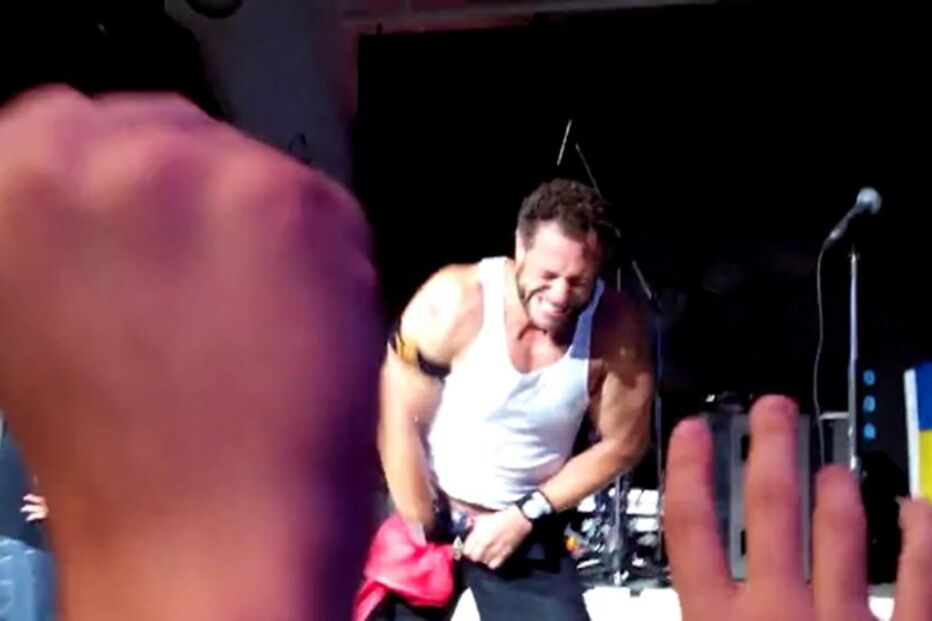 ucrânia, bandeira, bloodhound gang, baixista, urina, jared hasselhoff