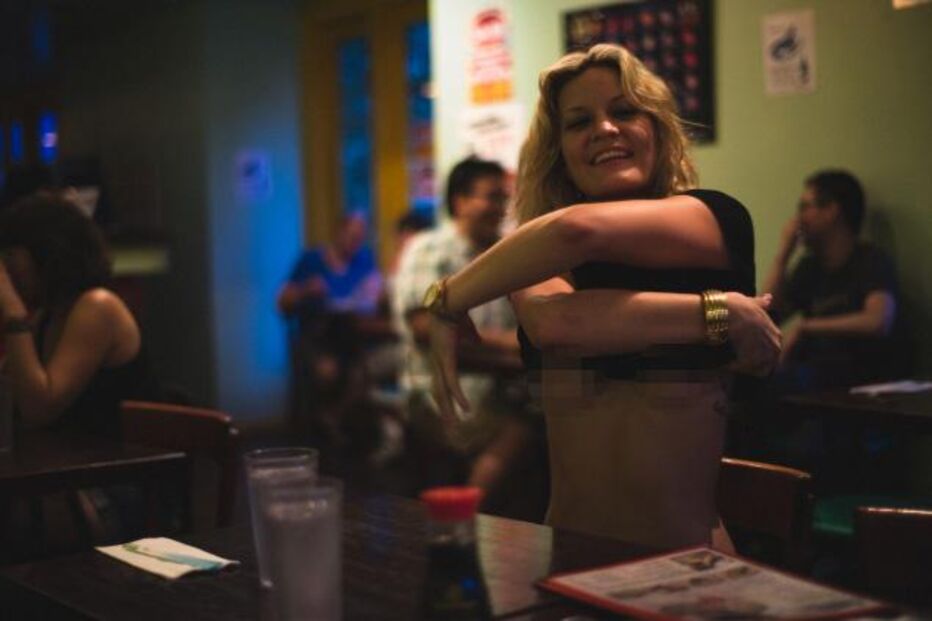 Artista Allen Henson põe modelos sem roupa em locais públicos