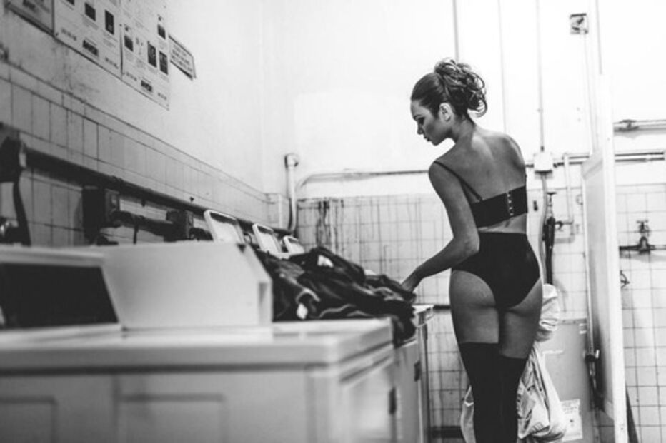 Artista Allen Henson põe modelos sem roupa em locais públicos