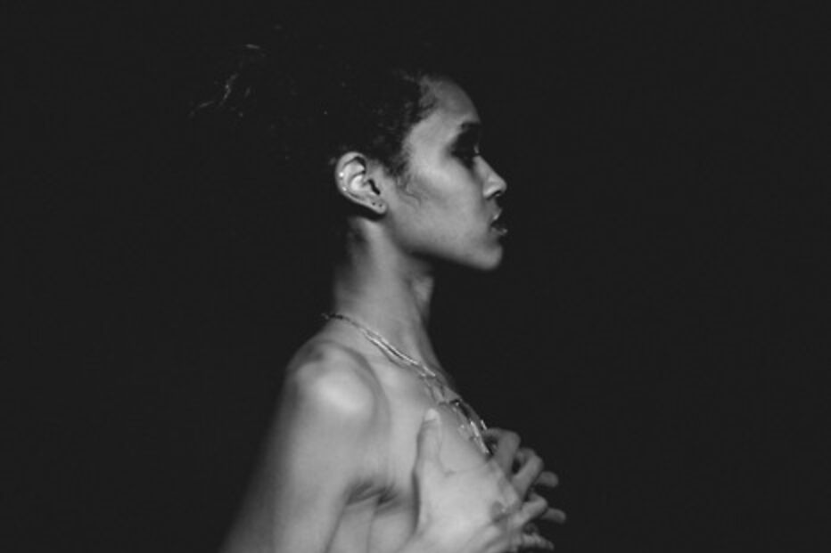 Artista Allen Henson põe modelos sem roupa em locais públicos