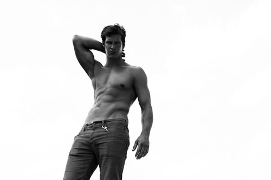 Artista Allen Henson põe modelos sem roupa em locais públicos