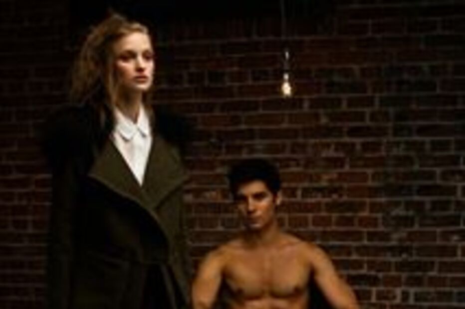 Artista Allen Henson põe modelos sem roupa em locais públicos