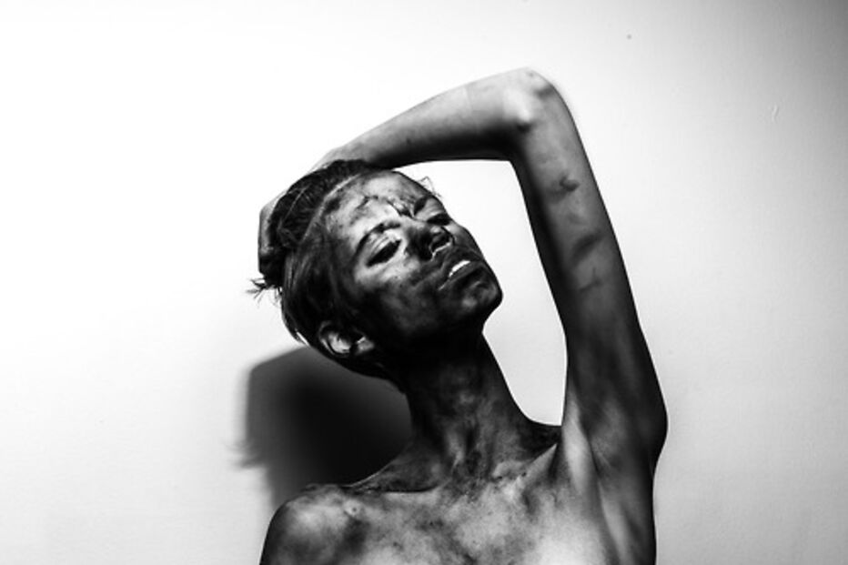 Artista Allen Henson põe modelos sem roupa em locais públicos