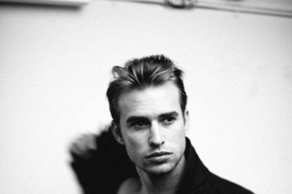 Artista Allen Henson põe modelos sem roupa em locais públicos