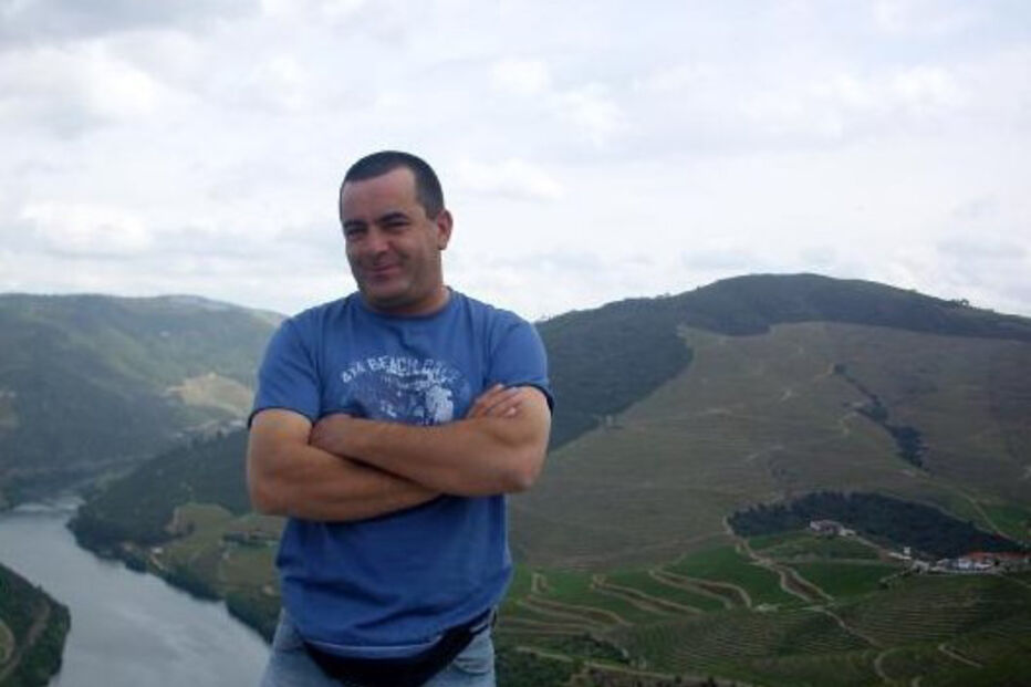 Os rostos dos oito heróis que perderam a vida na luta contra o fogo