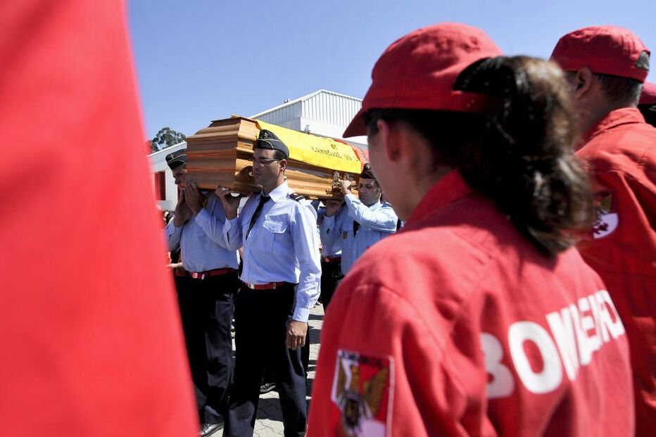 Sofrimento e lágrimas no último adeus a Cátia Pereira Dias
