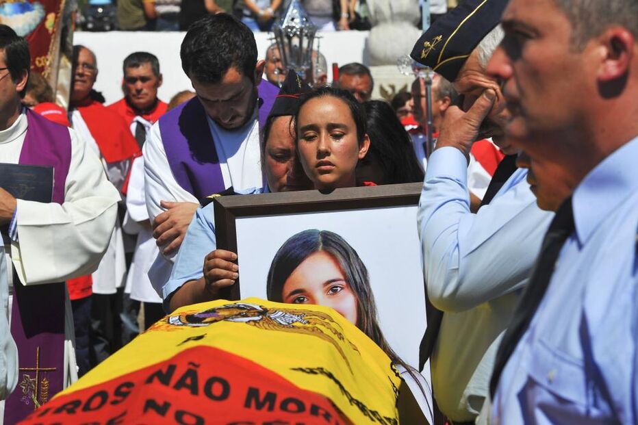 Sofrimento e lágrimas no último adeus a Cátia Pereira Dias
