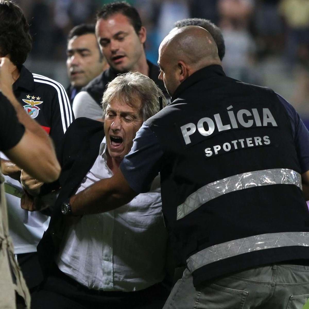 Jesus enfrenta polícia para defender adeptos - Desporto foto foto