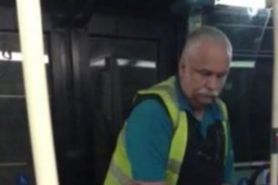 urinar, motorista, autocarro, dailymail, Johson Rotimi, video