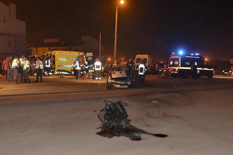 Peniche, acidente, morte, ambulância, homem, choque