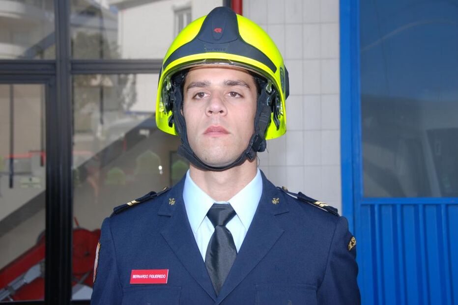 Os rostos dos oito heróis que perderam a vida na luta contra o fogo