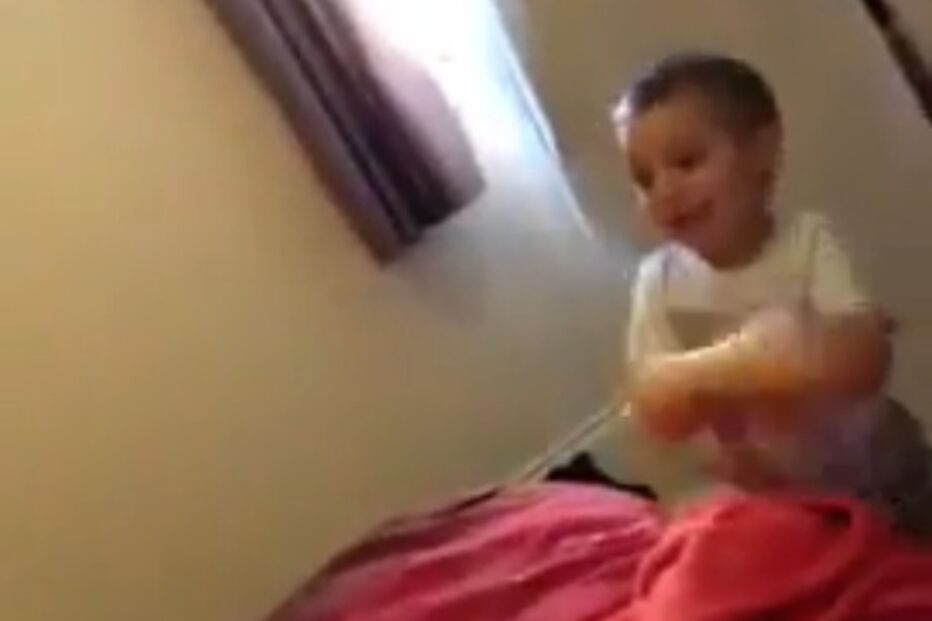 dildo, filho brinca com dildo, brinquedo sexual, youtube, 1,9 milhões de visualizações