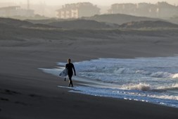 Kolohe Andino, surfista norte-americano, passeia pela praia antes de a prova começar
