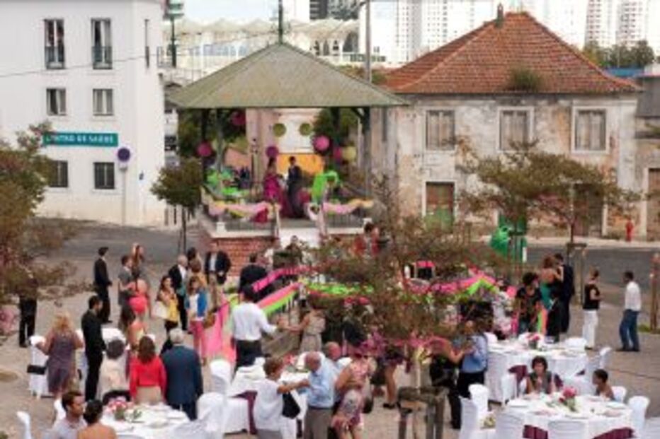 Catarina revela gravidez no casamento de Sheila 	