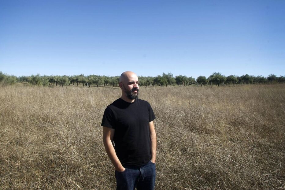 Afonso Cruz, Literatura, Escritor, Alentejo, Sousel, Para Onde Vão os Guarda-Chuvas, Cultivo de Flores de Plástico, Jesus Cristo Bebia Cerveja, Fragmentos persas, Almirante Reis, GPS, Cerveja, Paquistão, Oriente, Agricultura, Reserva agrícola