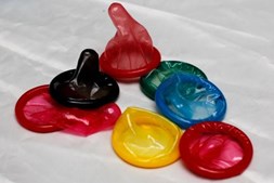 Em 2011 foram distribuídos cerca de 5,4 milhões de preservativos masculinos, enquanto no ano passado esse número caiu para 2,4 milhões