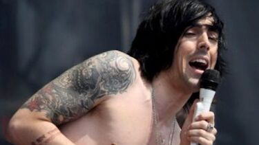 Músico pedófilo foi esfaqueado na prisão onde sofria "abusos todos os dias" e recebia visitas de fãs