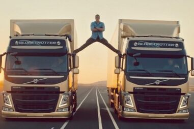 Van Damme entre dois camiões em movimento