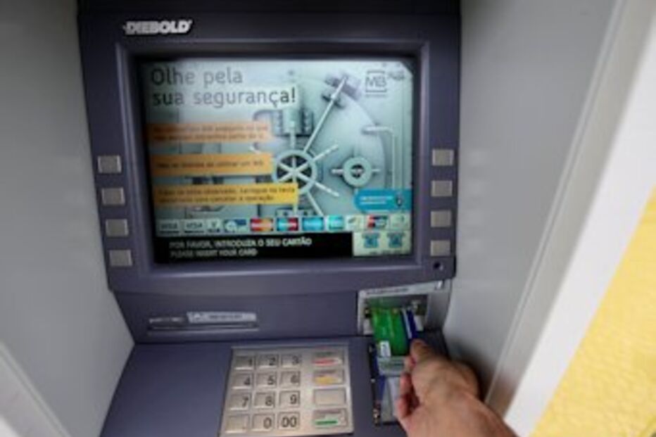 clonagem, cartões, casal, cem mil euros, levantamentos, compras, online, detidos, Polícia, Judiciária, prisão preventiva