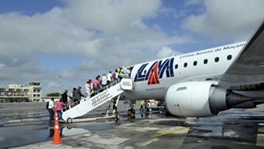Avião em pista embate noutro durante manobra no norte de Moçambique