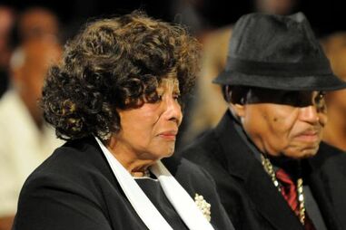 Mãe reabre processo sobre morte de Michael Jackson