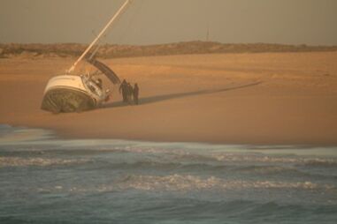 embarcação, encalhada, iate, Ilha Deserta, Faro, resgate