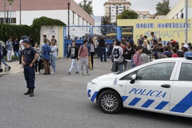 Massamá, crime, jovem, escola, esfaqueados, Escola Secundária Stuart Carvalhais, Outubro, tribunal, feridos