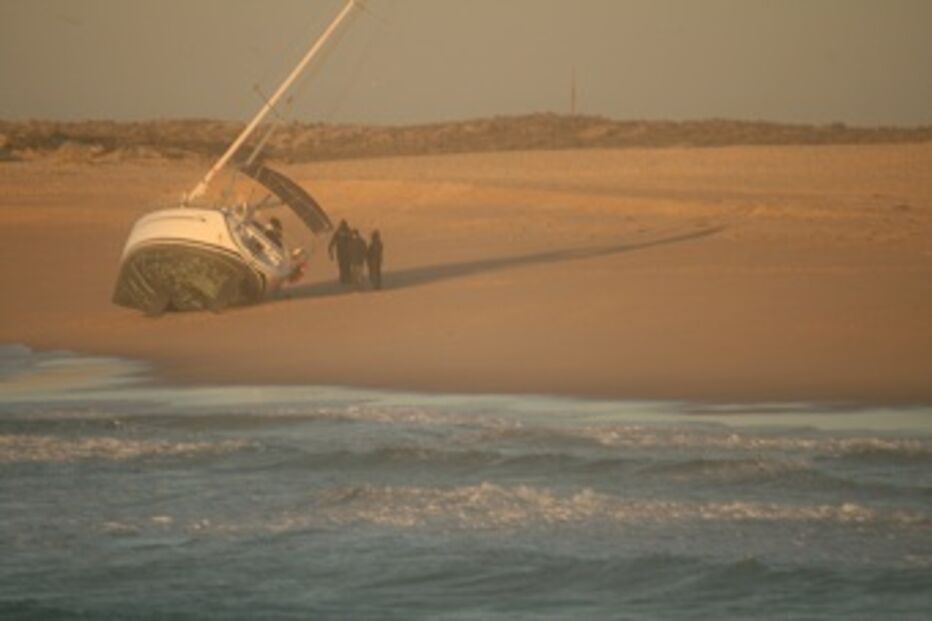 embarcação, encalhada, iate, Ilha Deserta, Faro, resgate