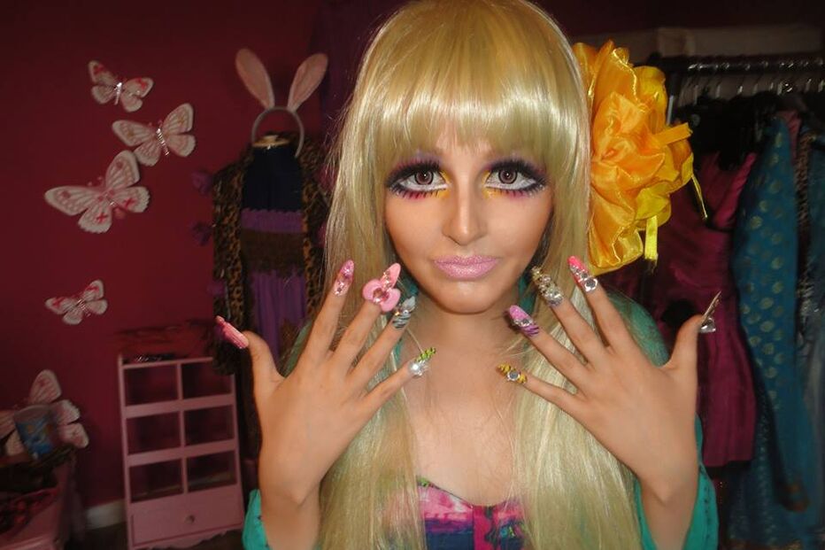 Mulheres com corpo de 'Barbie'... e ainda um 'Ken'