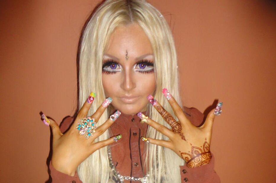 Mulheres com corpo de 'Barbie'... e ainda um 'Ken'