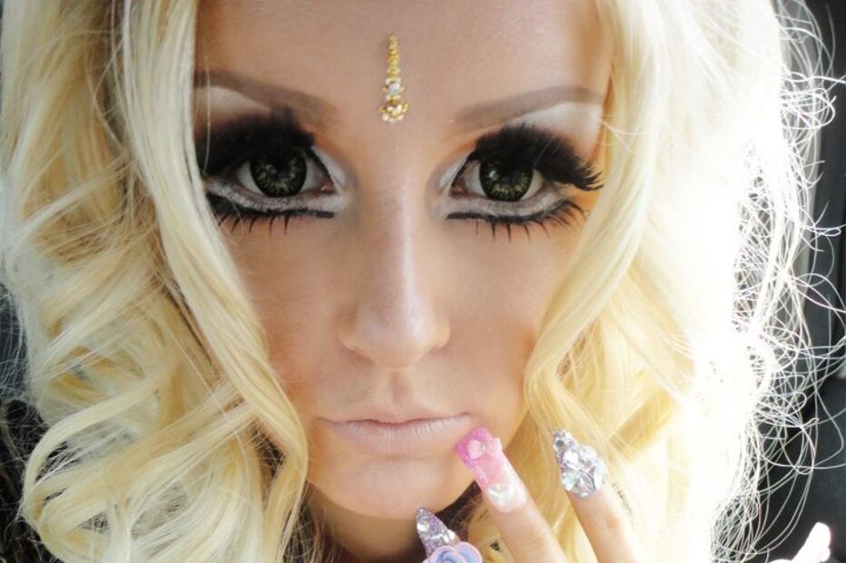 Mulheres com corpo de 'Barbie'... e ainda um 'Ken'