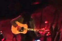 Neil Young repreende fãs por baterem palmas fora de tempo