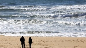Turista morre em praia de Almada enquanto praticava kitesurf 