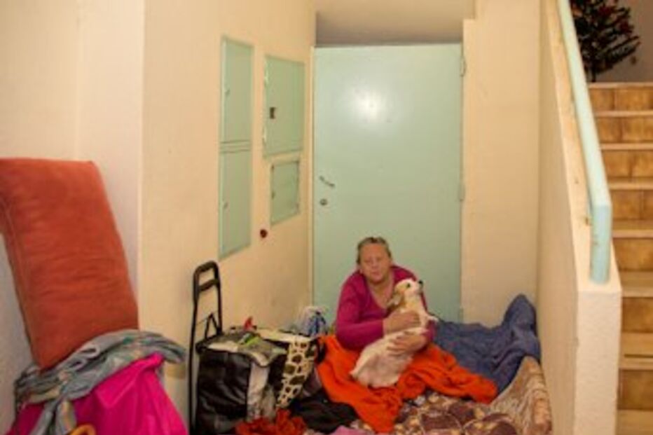 mulher, doente, vive, na, rua, com, apenas, cadela