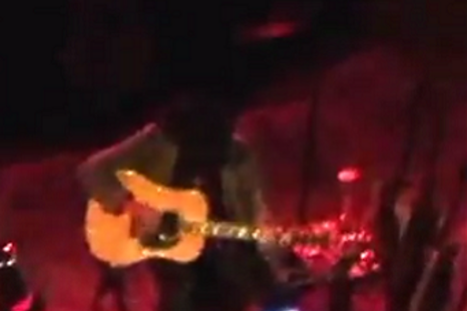 Neil Young repreende fãs por baterem palmas fora de tempo