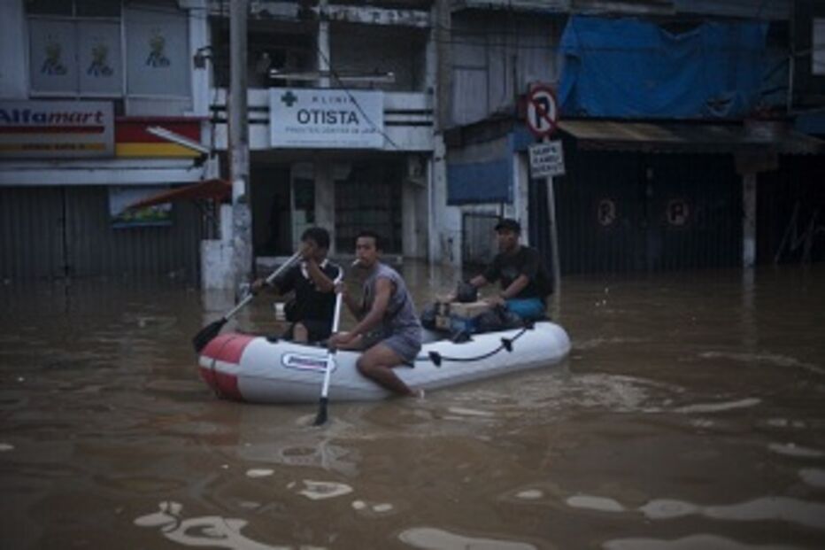 indonésia, mau tempo, chuva, inundação, deslocados, mortos