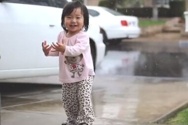Bebé brinca à chuva pela primeira vez