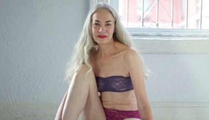 Modelo de 62 anos faz campanha de lingerie - Mundo - Correio da Manhã